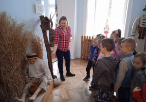 Słuchanie opowieści o ludziach pracujących w polu